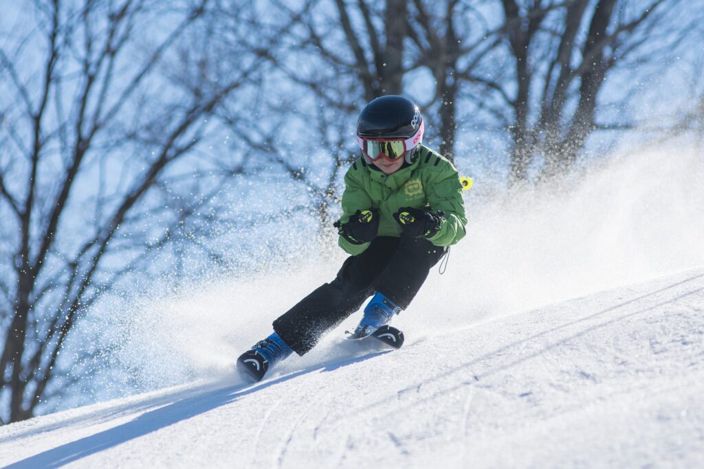 junge beim skifahren