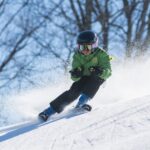 junge beim skifahren