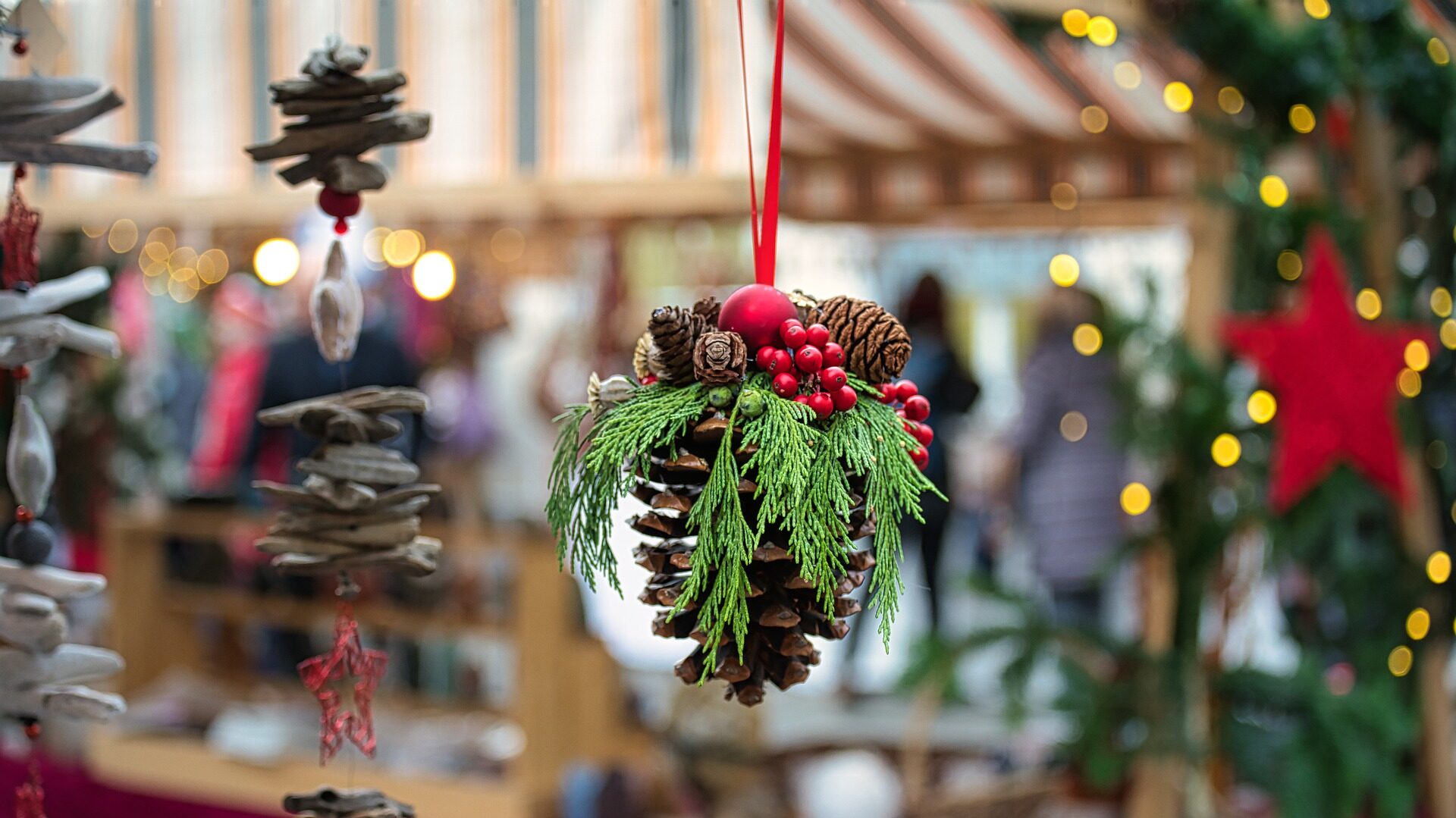 Weihnachtsdekoration mit Zapfen und Beeren